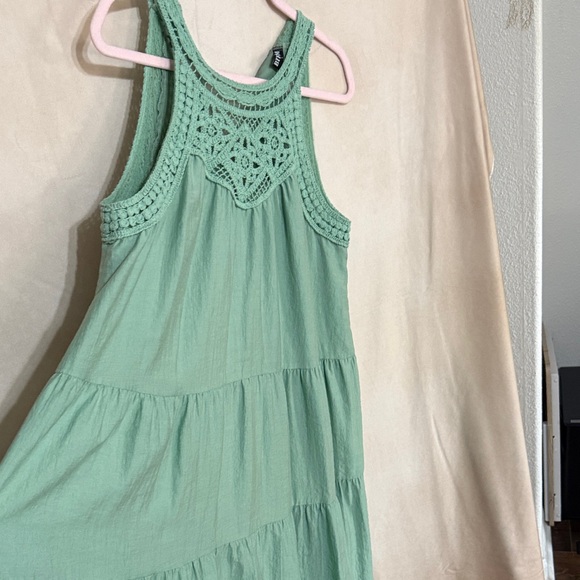 Green Sleeveless Crochet Dress - Picture 3 of 11